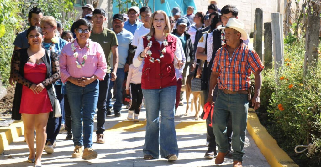 La Diputada Marilyn Ballesteros inaugura pavimentación de la privada 5 de Mayo en Xalacapan