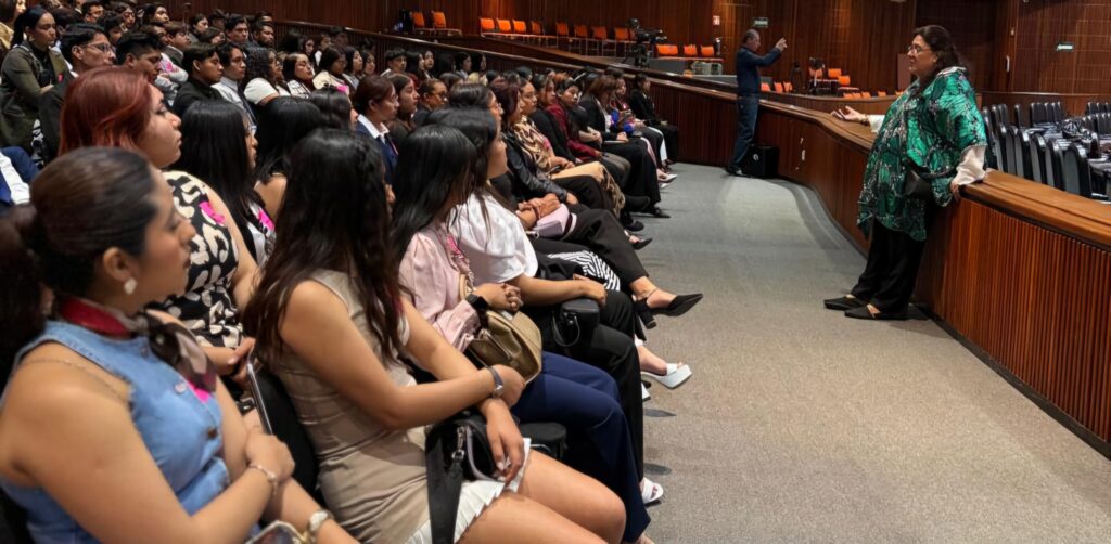 Recibe Diputada Charito Orozco en el Congreso a Estudiantes de la Universidad Popular de Tehuacán