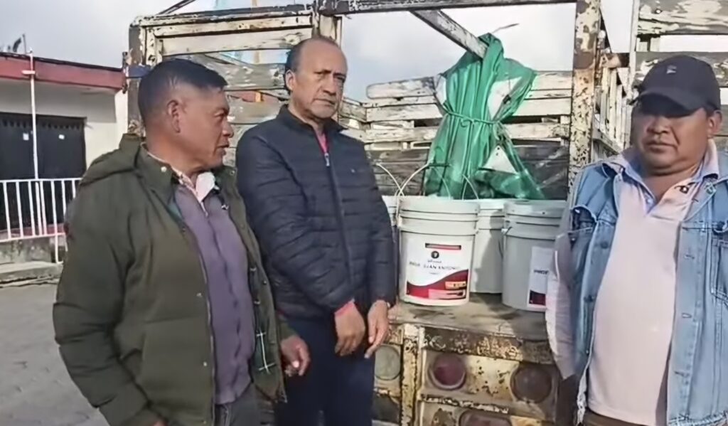 El Diputado Juan Antonio hace entrega de cubetas de pintura en la Junta Auxiliar de Francisco I. Madero