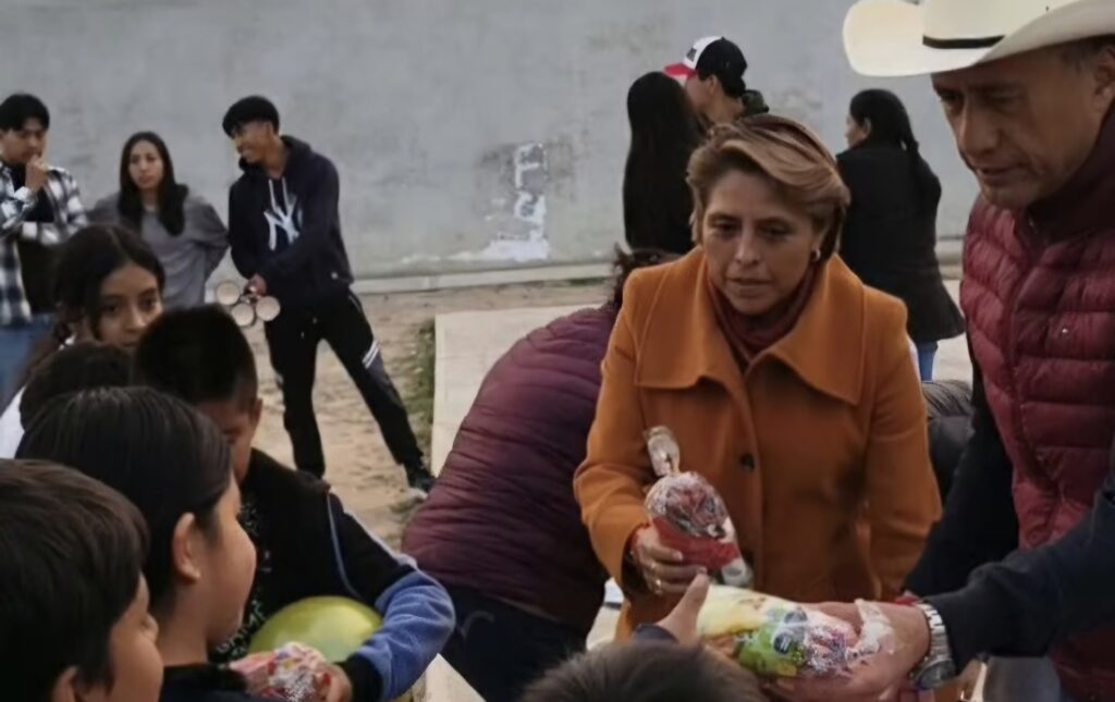 Diputado JUAN ANTONIO quién es cercano a la gente continúa entregando aguinaldos en posadas Navideñas
