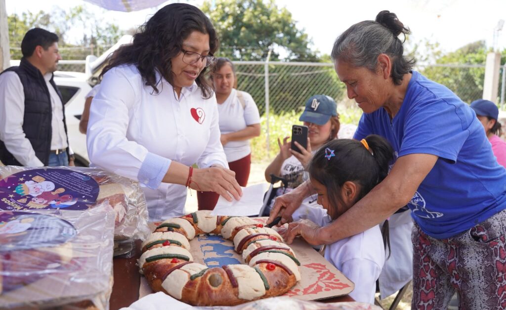 Diputada KARINA PÉREZ entrega juguetes y rosca de Reyes en Cholula