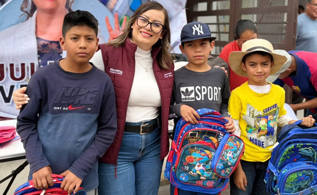 MÁS DE 300 FAMILIAS POBLANAS BENEFICIADAS CON KITS ESCOLARES QUE ENTREGÓ LA DIPUTADA JULIETA VENCES